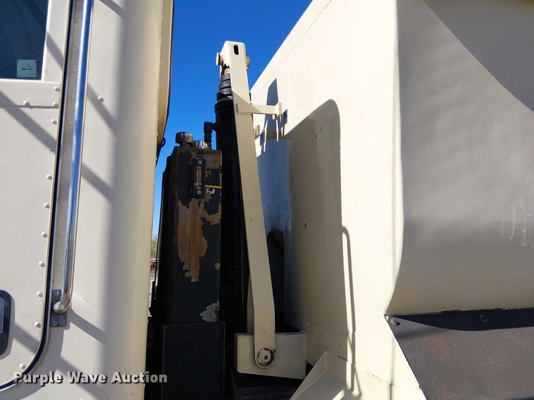 image for item EE5239 2006 Peterbilt 357 dump truck