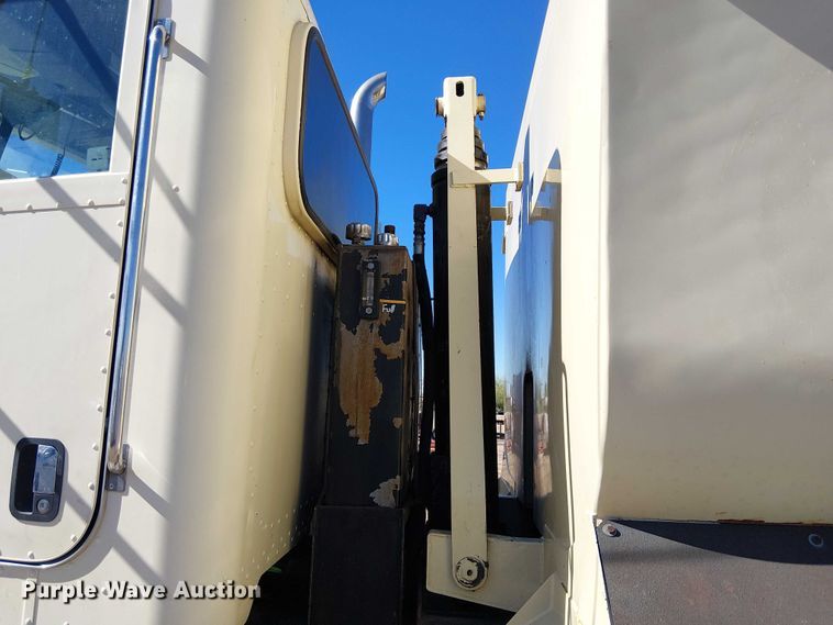 image for item EE5239 2006 Peterbilt 357 dump truck