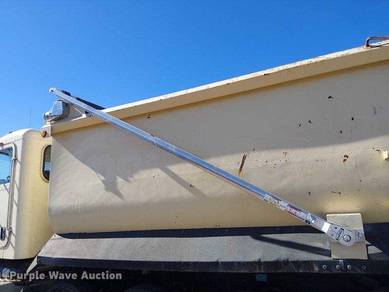 image for item EE5239 2006 Peterbilt 357 dump truck