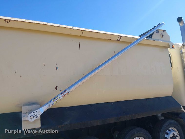 image for item EE5239 2006 Peterbilt 357 dump truck