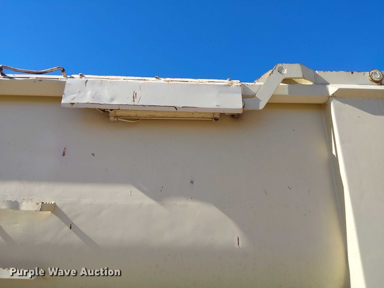 image for item EE5239 2006 Peterbilt 357 dump truck