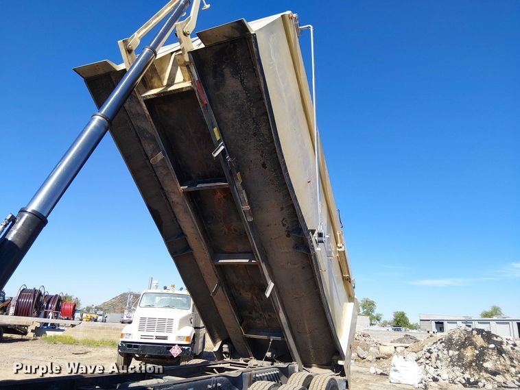 image for item EE5239 2006 Peterbilt 357 dump truck