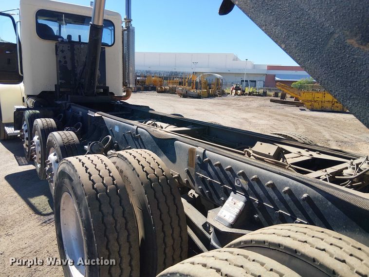 image for item EE5239 2006 Peterbilt 357 dump truck