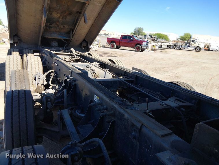 image for item EE5239 2006 Peterbilt 357 dump truck