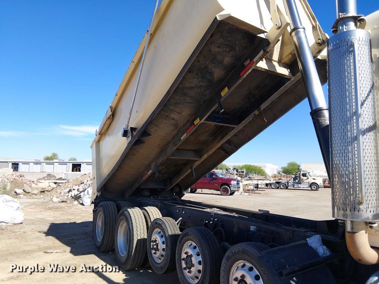 image for item EE5239 2006 Peterbilt 357 dump truck
