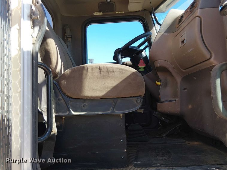 image for item EE5239 2006 Peterbilt 357 dump truck