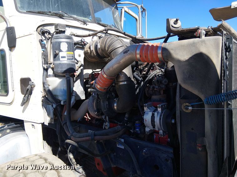 image for item EE5239 2006 Peterbilt 357 dump truck