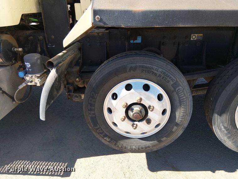 image for item EE5239 2006 Peterbilt 357 dump truck