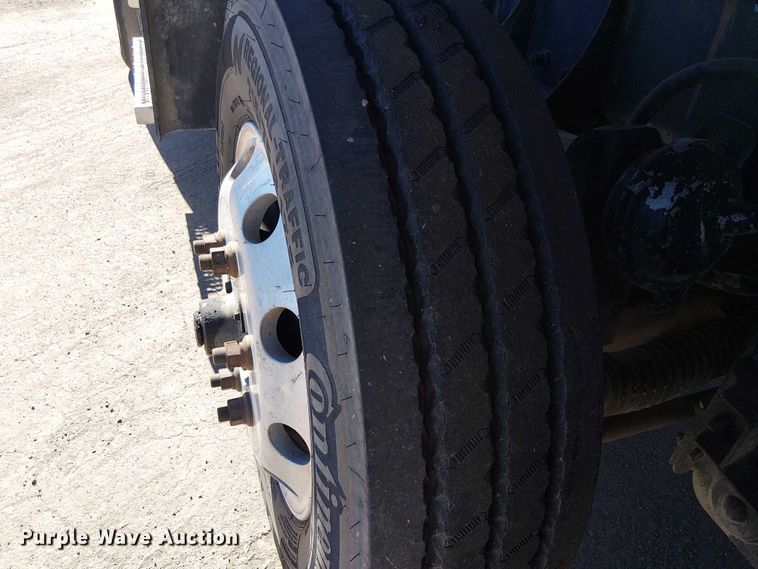 image for item EE5239 2006 Peterbilt 357 dump truck