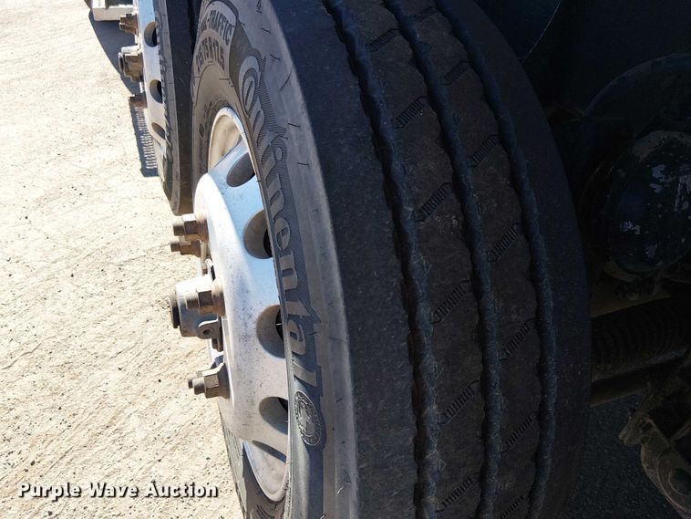 image for item EE5239 2006 Peterbilt 357 dump truck