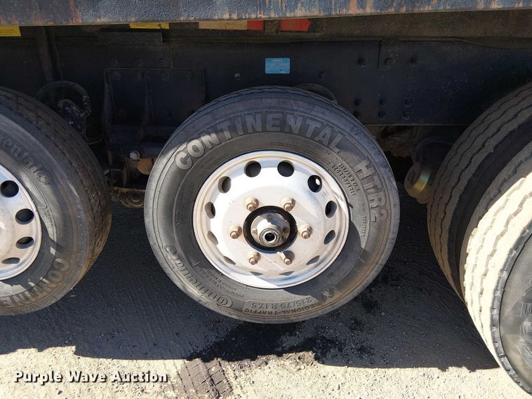 image for item EE5239 2006 Peterbilt 357 dump truck