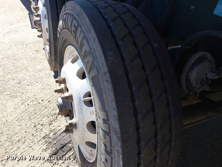 image for item EE5239 2006 Peterbilt 357 dump truck