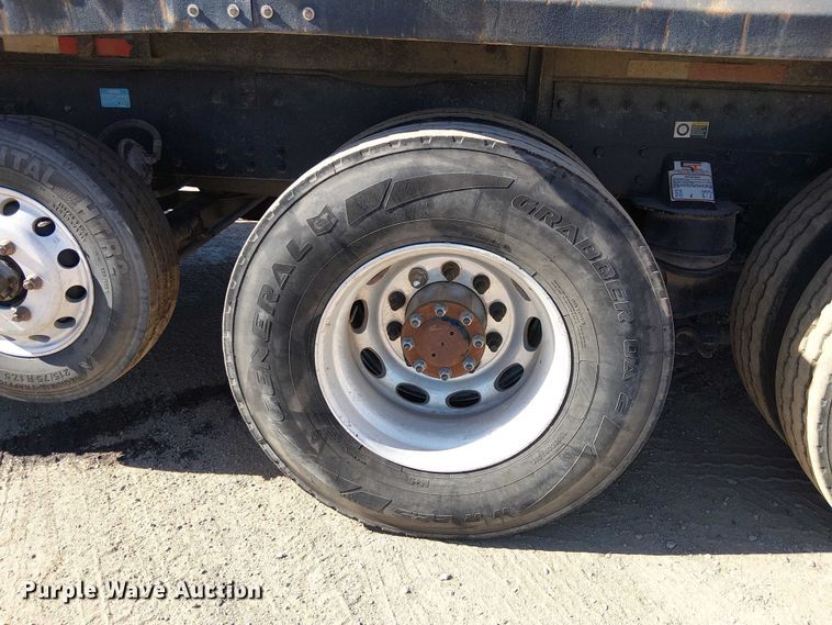 image for item EE5239 2006 Peterbilt 357 dump truck