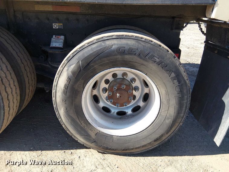 image for item EE5239 2006 Peterbilt 357 dump truck