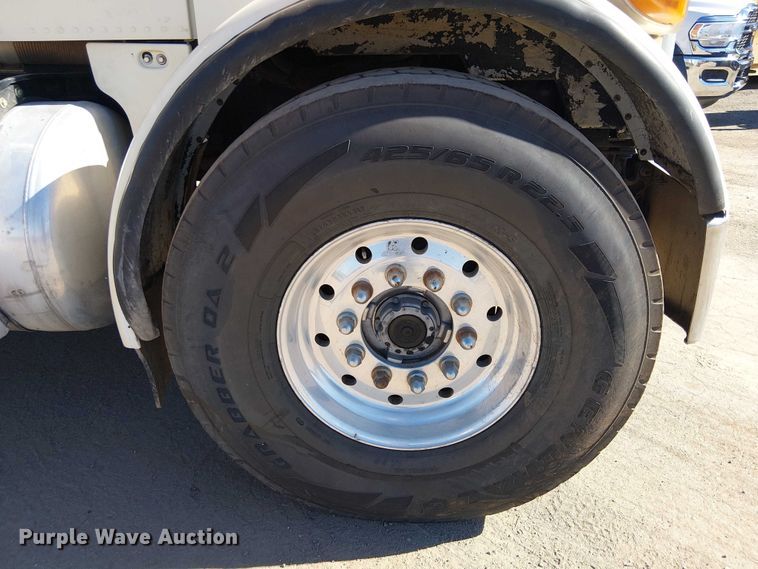 image for item EE5239 2006 Peterbilt 357 dump truck