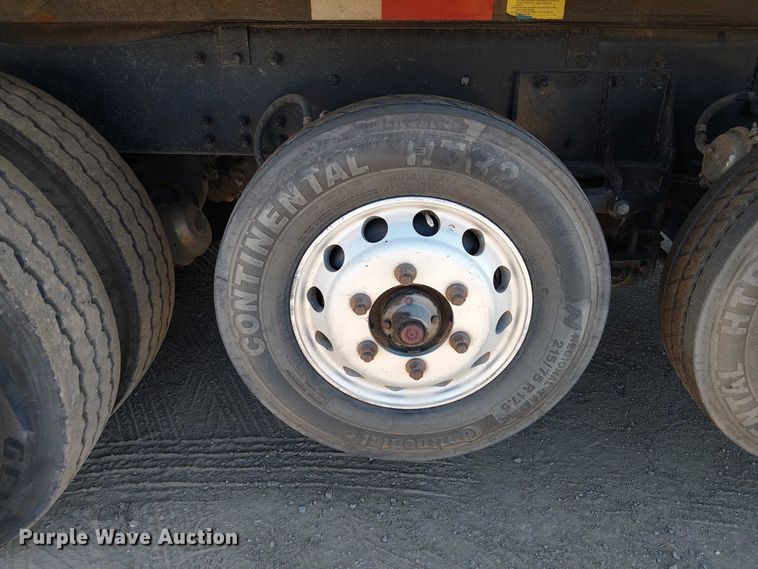 image for item EE5239 2006 Peterbilt 357 dump truck