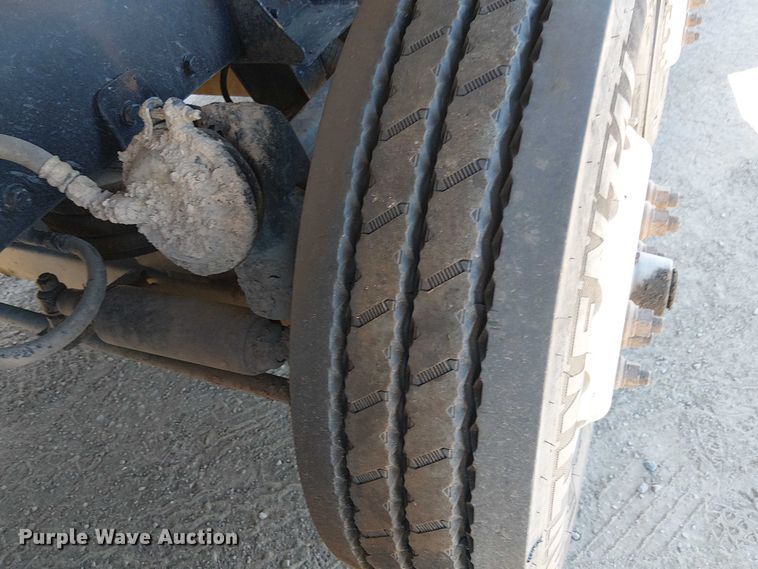 image for item EE5239 2006 Peterbilt 357 dump truck