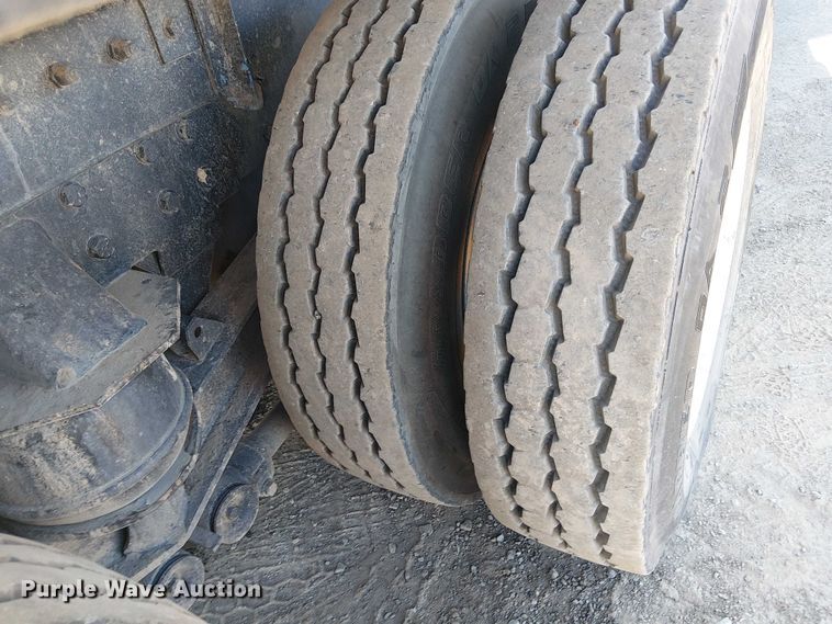 image for item EE5239 2006 Peterbilt 357 dump truck