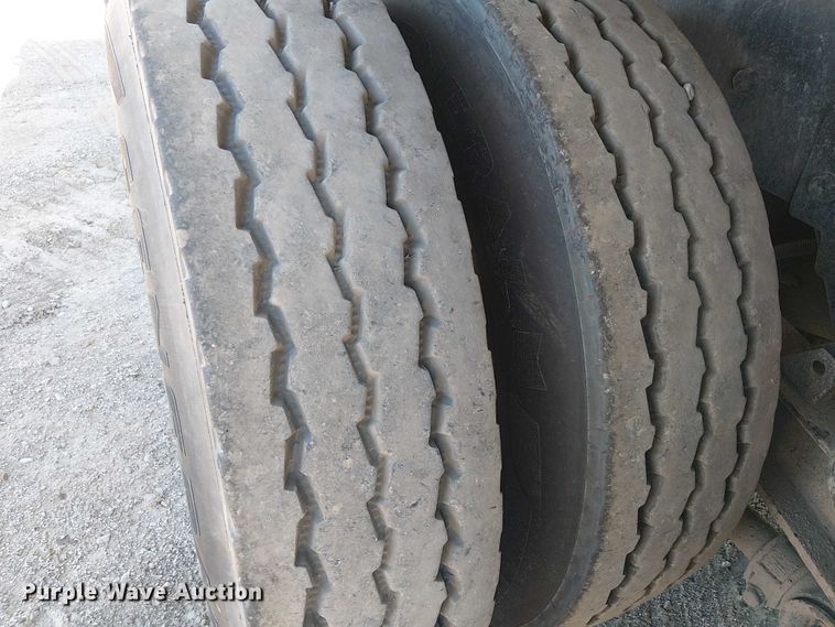 image for item EE5239 2006 Peterbilt 357 dump truck