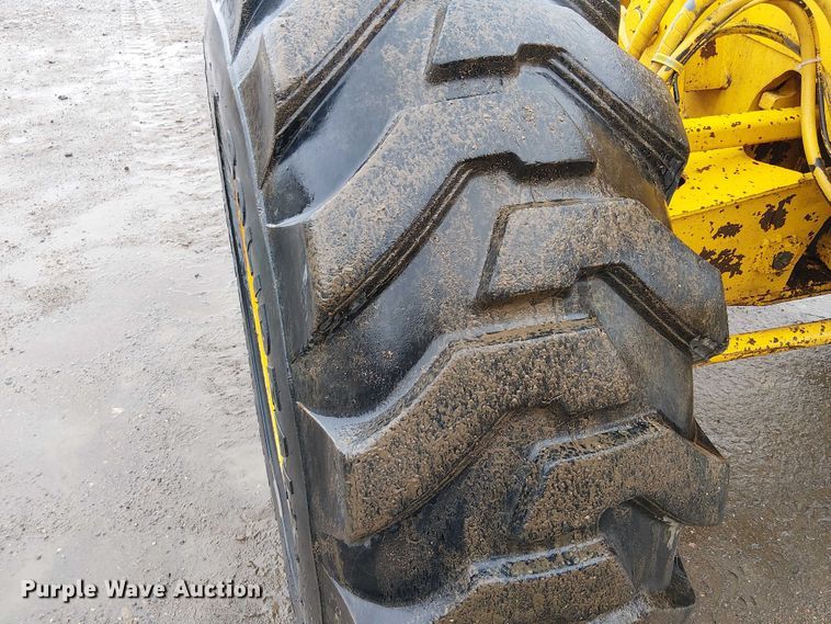 image for item EE5246 1984 John Deere 772A motor grader