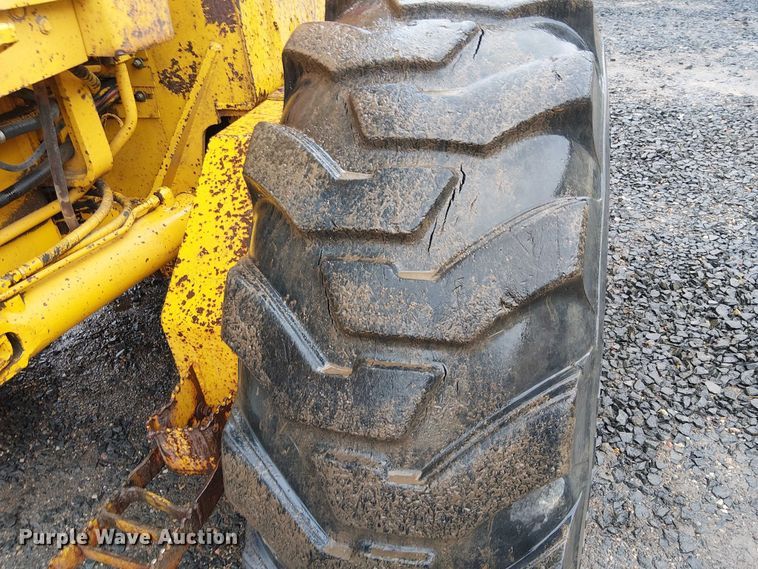 image for item EE5246 1984 John Deere 772A motor grader