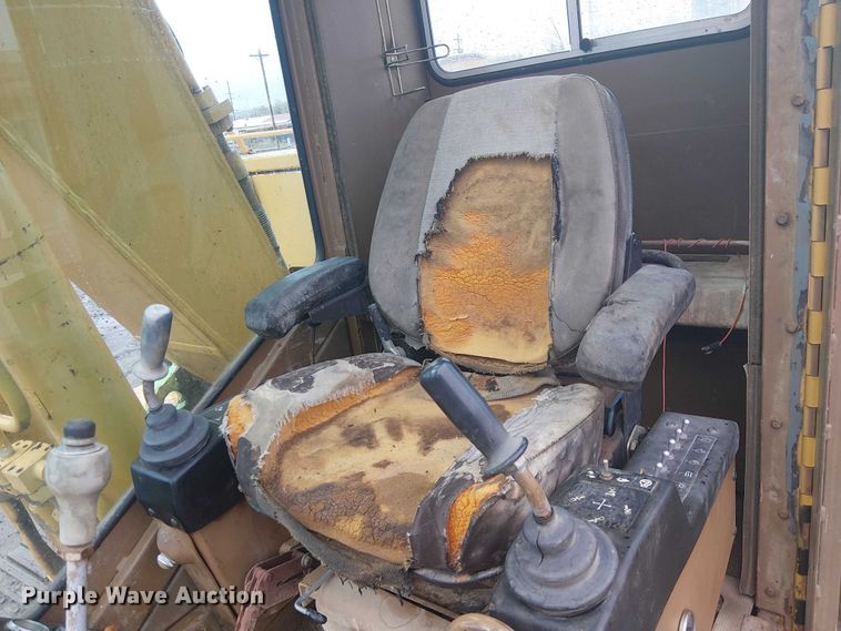 image for item EE5247 1988 Caterpillar 215 C excavator