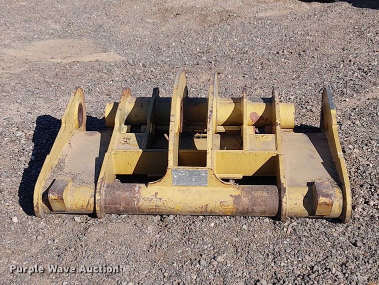 image for item EE5258 Caterpillar 966 wheel loader quick coupler