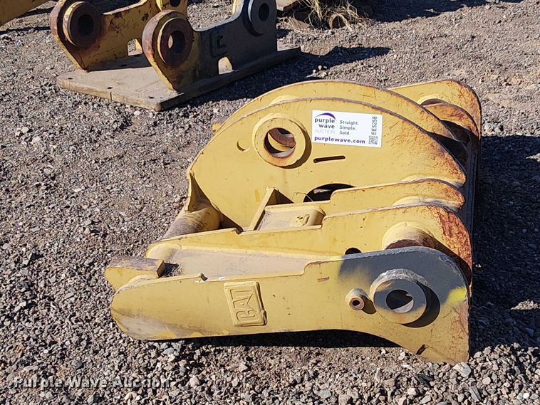image for item EE5258 Caterpillar 966 wheel loader quick coupler