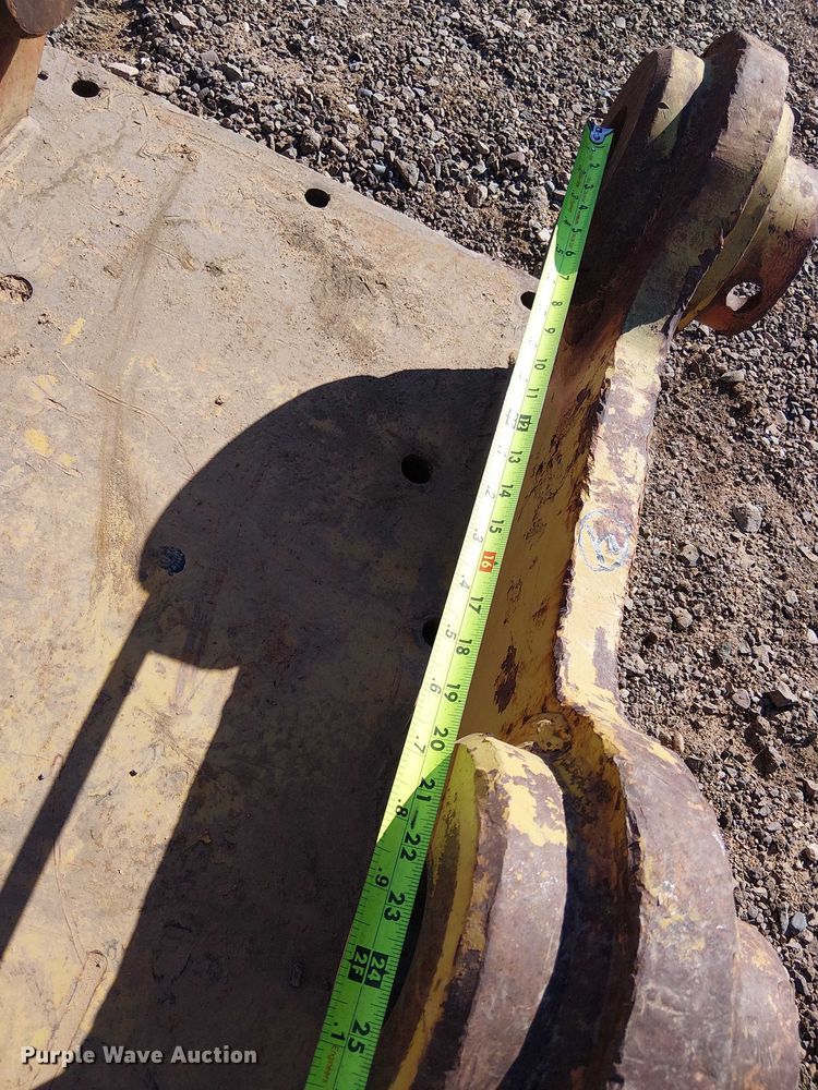 image for item EE5262 330 excavator quick attach