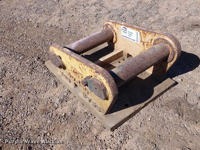 image for item EE5265 B&B JD 450 backhoe quick attach