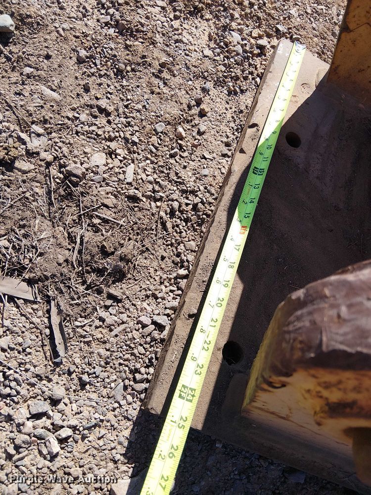 image for item EE5265 B&B JD 450 backhoe quick attach