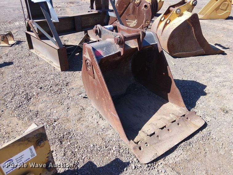 image for item EE5266 Caterpillar 450 excavator bucket