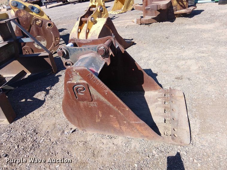 image for item EE5266 Caterpillar 450 excavator bucket