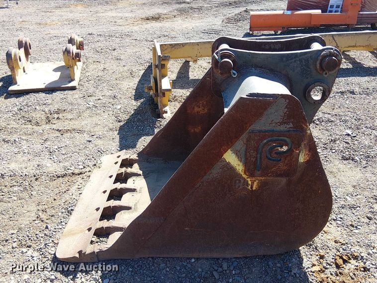image for item EE5266 Caterpillar 450 excavator bucket
