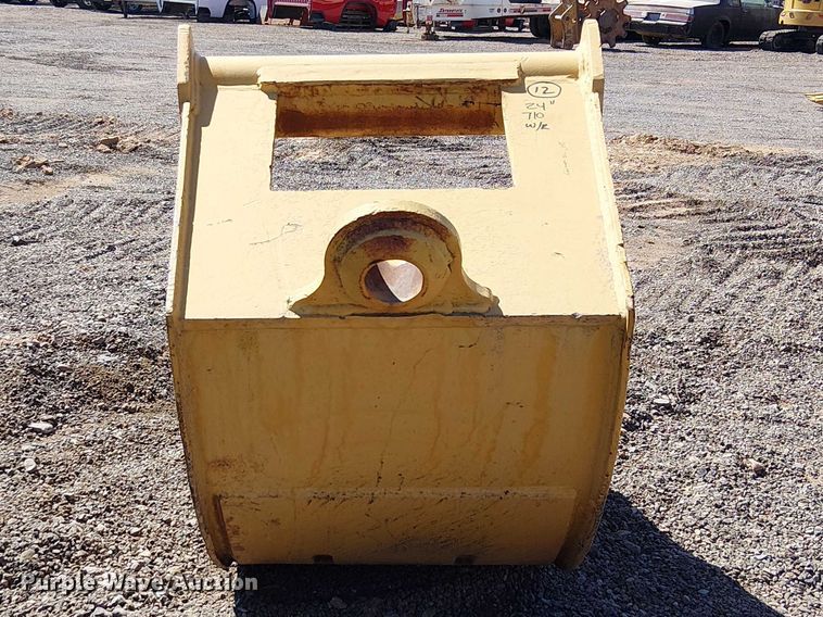 image for item EE5270 C&P 710 backhoe bucket