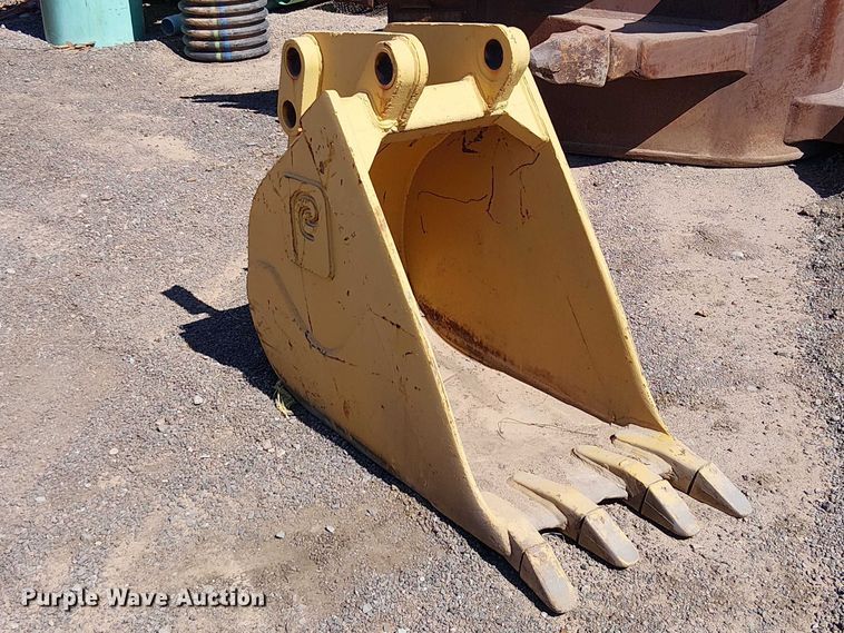 image for item EE5271 Hensle JD2-24AZ-710C backhoe bucket