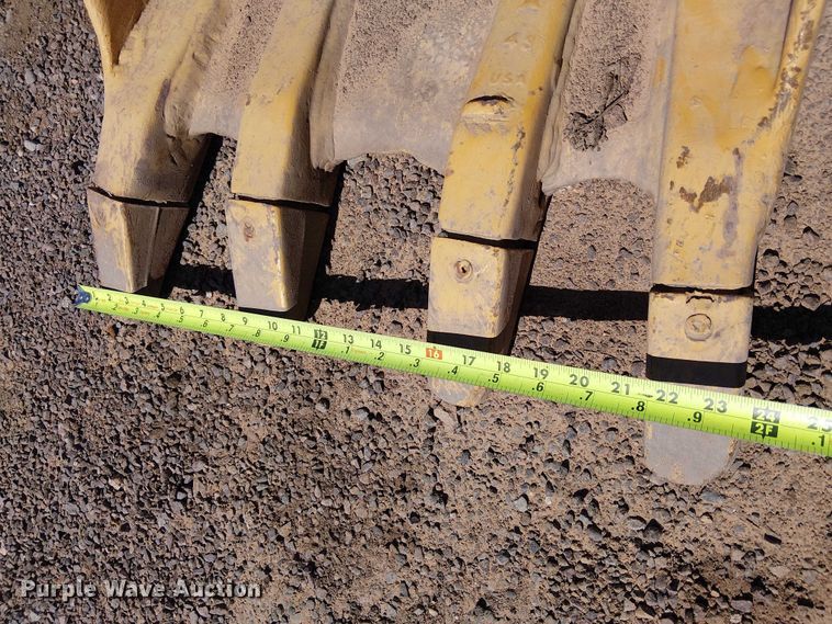 image for item EE5271 Hensle JD2-24AZ-710C backhoe bucket