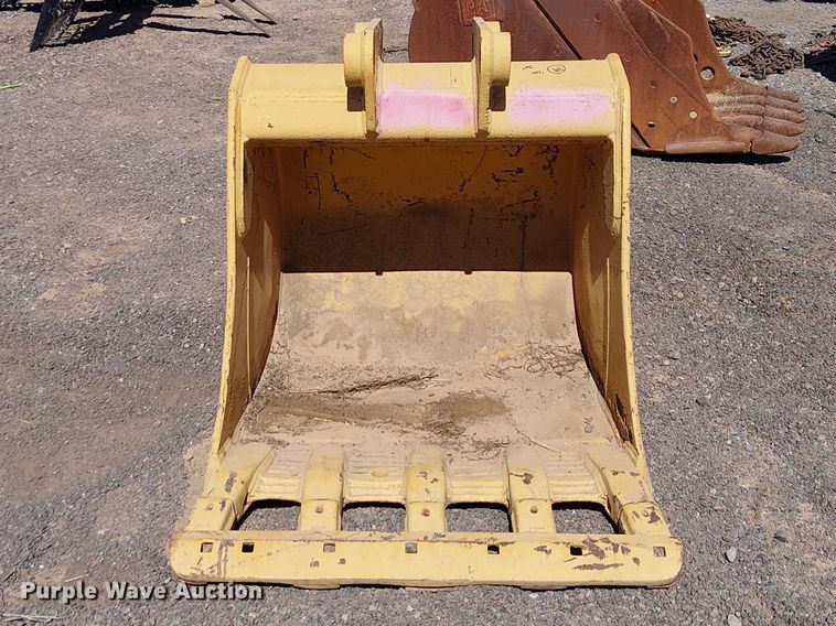 image for item EE5272 710 backhoe bucket