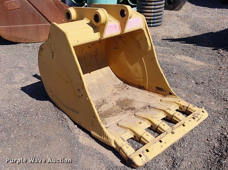 image for item EE5272 710 backhoe bucket