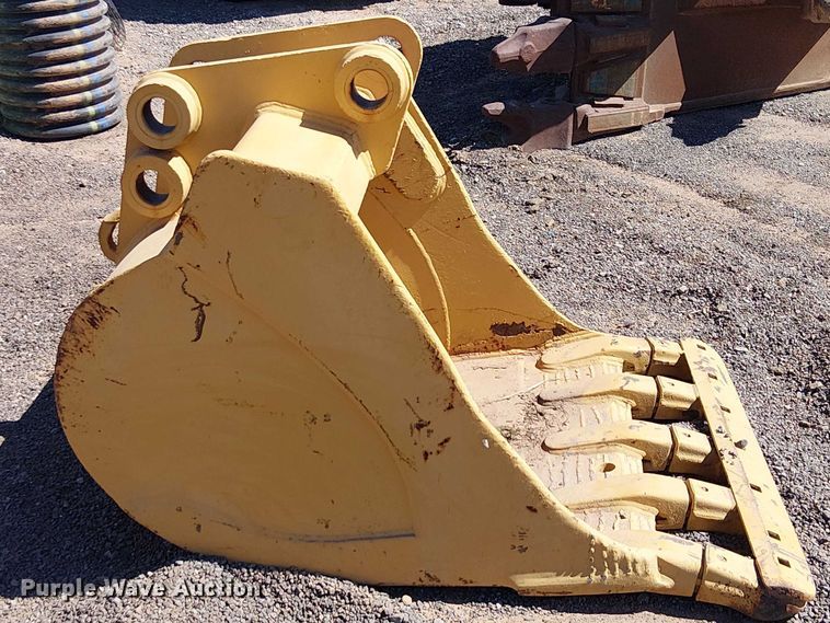 image for item EE5272 710 backhoe bucket
