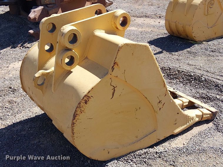 image for item EE5272 710 backhoe bucket