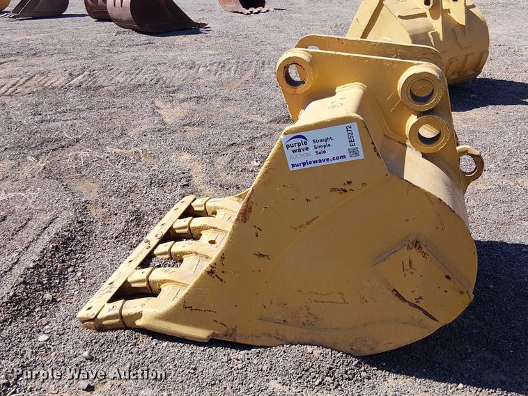 image for item EE5272 710 backhoe bucket