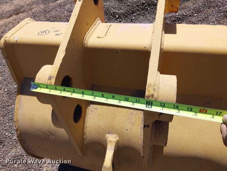 image for item EE5272 710 backhoe bucket
