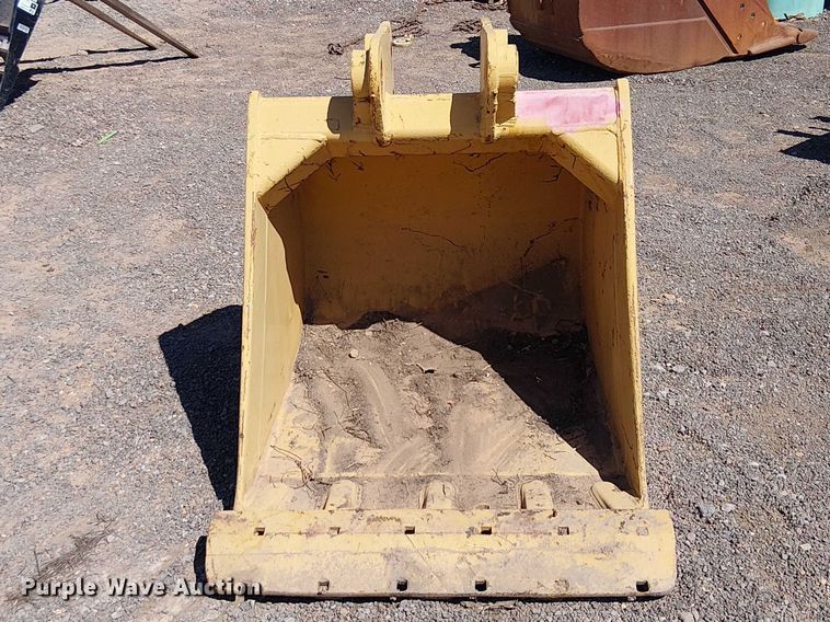 image for item EE5273 710D backhoe bucket