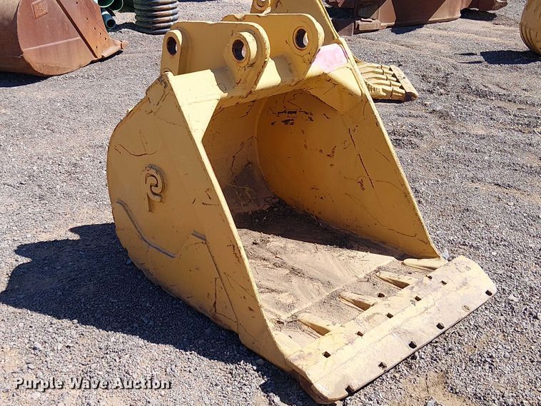 image for item EE5273 710D backhoe bucket