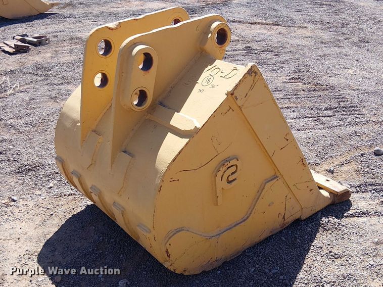 image for item EE5273 710D backhoe bucket