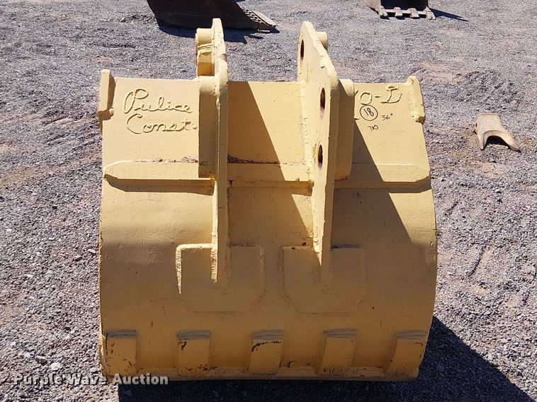 image for item EE5273 710D backhoe bucket