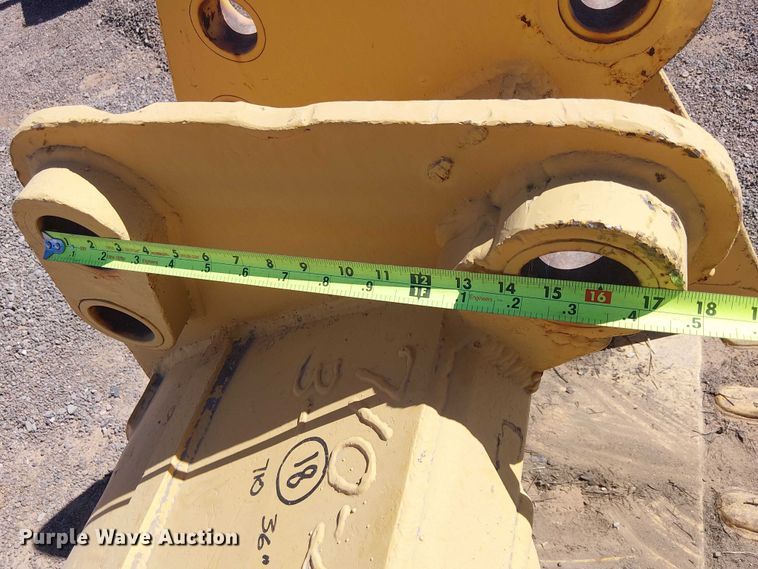 image for item EE5273 710D backhoe bucket