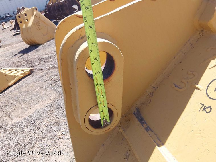 image for item EE5273 710D backhoe bucket