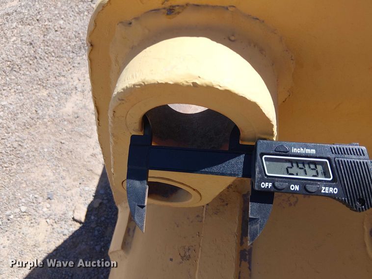 image for item EE5273 710D backhoe bucket